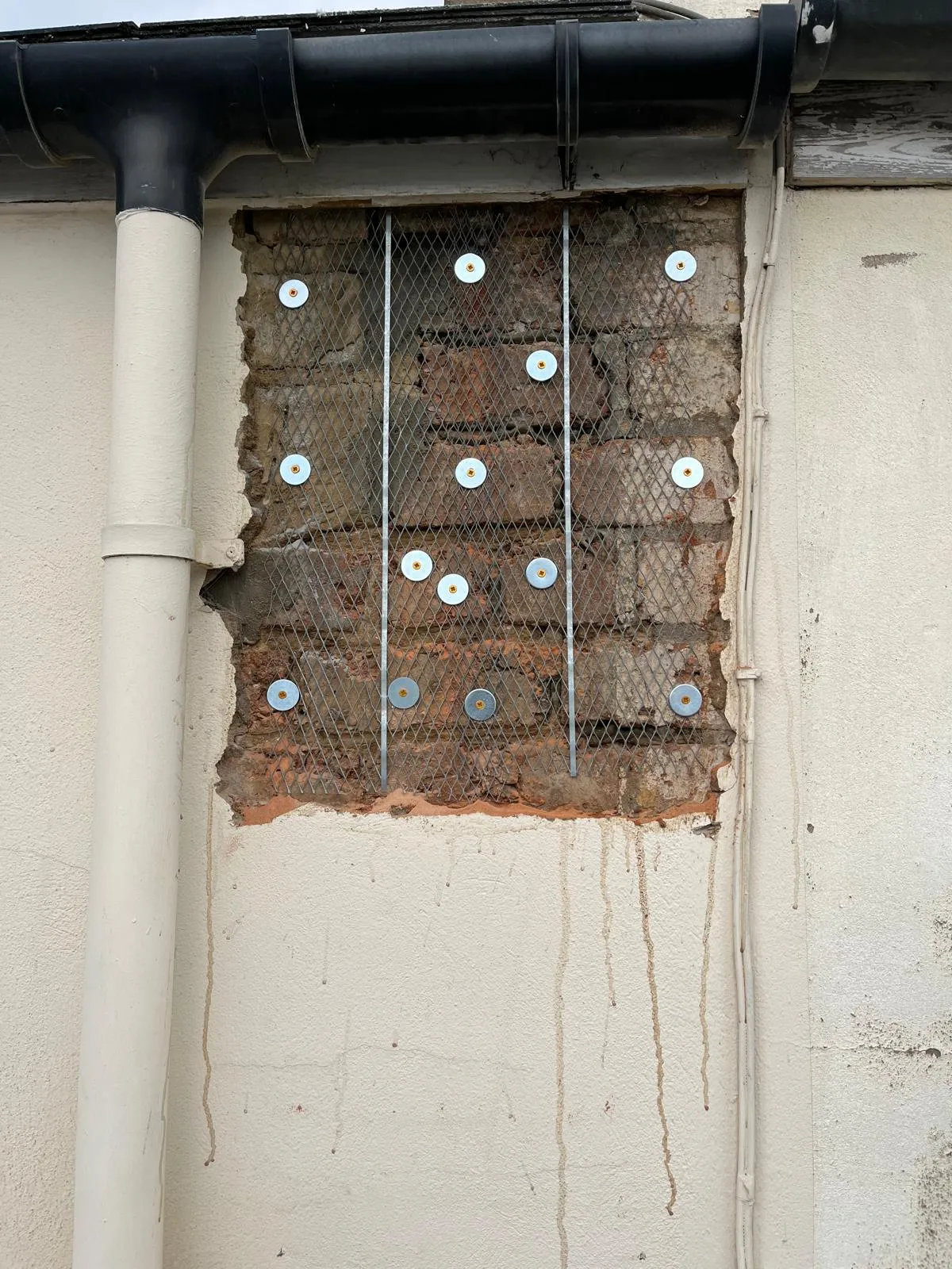 Stitch & mesh repair to external brickwork